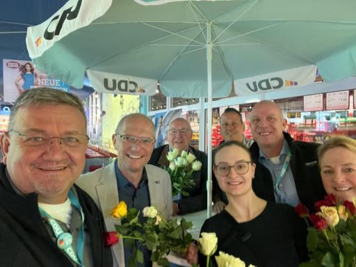 09.05.26: CDU-Gemeindeverband Asbach verteilt Rosen anlässlich des anstehenden Muttertag. Hervorragende Stimmung und gute Gespräche.