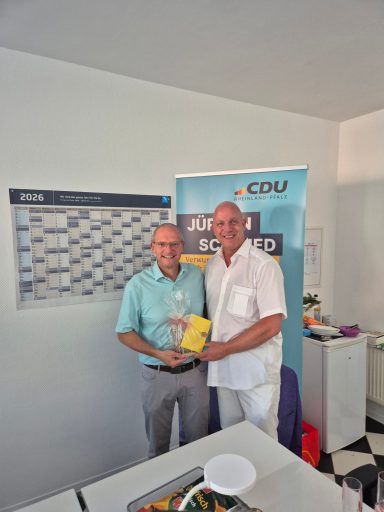 14.08.2026: Präsentübergabe an MdL Jürgen Schmied anlässlich der Einweihung des Wahlkreisbüros in Neustadt/Wied.