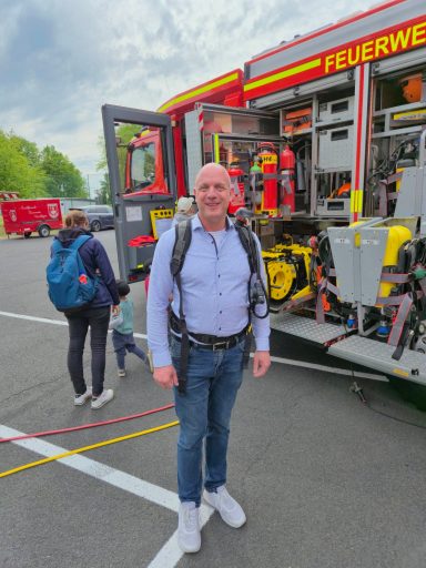 10.05.26: Mit PA-Gerät auf dem Rücken beim Feuerwehrfest der Freiwilligen Feuerwehr Windhagen